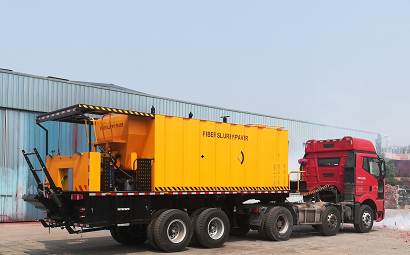 What should be paid attention to when operating a slurry sealer